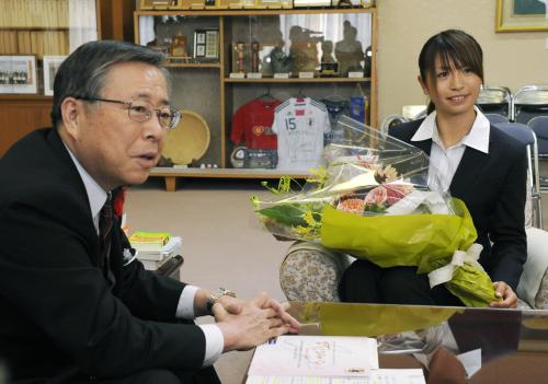 福島県の佐藤雄平知事（左）を表敬訪問した「なでしこジャパン」の鮫島