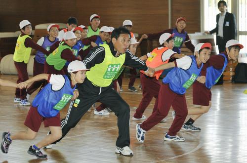 宮城県気仙沼市の小学校で、子どもたちとゲームをするサッカー日本女子代表の佐々木則夫監督