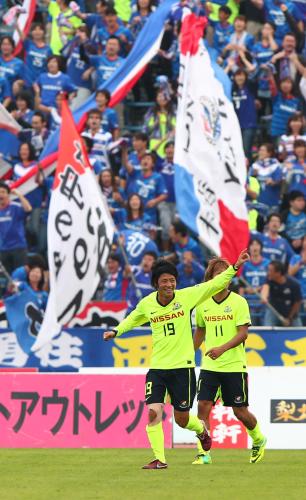 ＜甲府・横浜＞後半ロスタイム、横浜・森谷はゴールを決め笑顔を見せる
