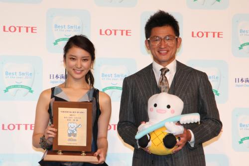 「ベストスマイル・オブ・ザ・イヤー２０１１」授賞式に出席した武井咲と三浦知良