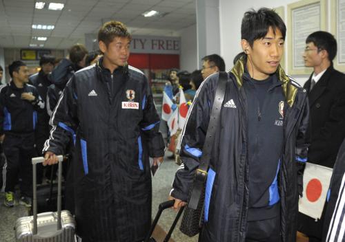 Ｗ杯ブラジル大会アジア３次予選のため、タジキスタンのドゥシャンベに到着した香川（右）らサッカー日本代表
