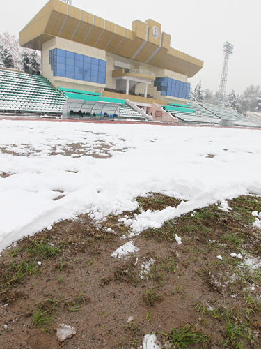 まったく芝が見えず、土だけが雪の間からみえる・・試合会場のドゥシャンベ・セントラル・スタジアムでは雪かきが行わていた