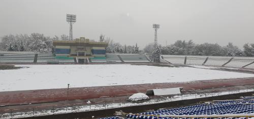 雪だらけの試合会場のドゥシャンベ・セントラル・スタジアム