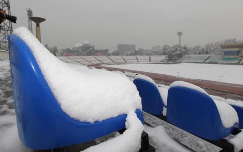 試合会場のドゥシャンベ・セントラル・スタジアムは最大で３０センチの積雪