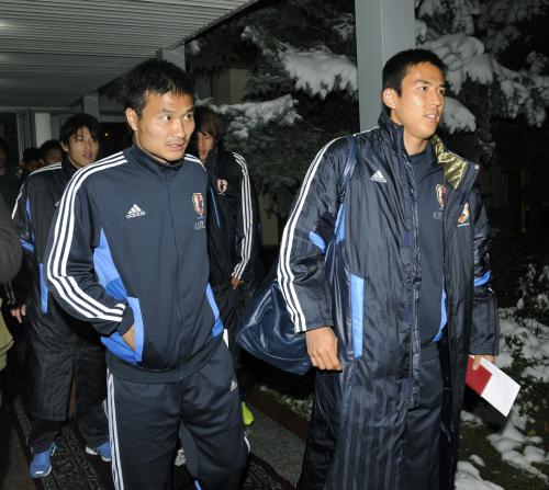 Ｗ杯ブラジル大会アジア３次予選のため、タジキスタンのドゥシャンベに到着した長谷部（右）と今野らサッカー日本代表