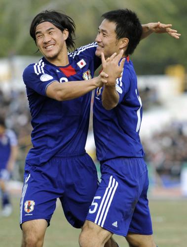 ＜日本・タジキスタン＞前半、先制ゴールを決め、岡崎（左）と抱き合って喜ぶ今野