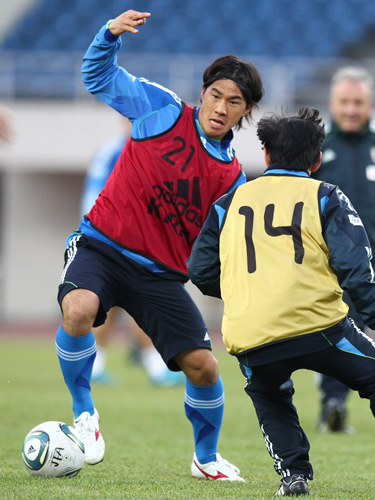 ＜日本代表練習＞ボールを競り合う岡崎（左）