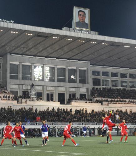 サッカーＷ杯３次予選が行われた平壌の金日成競技場で、プレーする日本、北朝鮮両国イレブン
