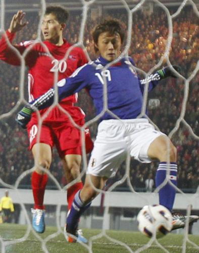 ＜日本・北朝鮮＞試合終了間際に李（右）がゴールを決めるがオフサイド