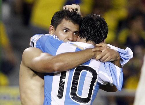 ＜コロンビア１－２アルゼンチン＞逆転勝利に喜ぶアルゼンチン代表ＦＷアグエロ（左）とＦＷメッシ