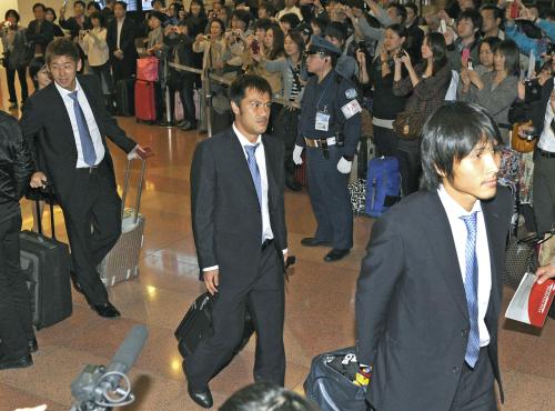 羽田空港に到着したサッカー日本代表の（右から）前田、駒野ら