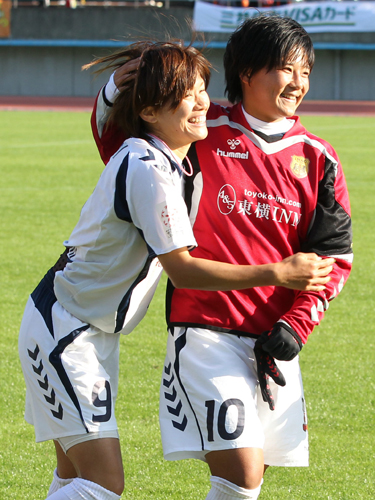 ＜福岡ＡＮ・ＩＮＡＣ神戸＞得点女王を分け合ったＩＮＡＣ・川澄（左）と大野は抱き合って笑顔で喜ぶ