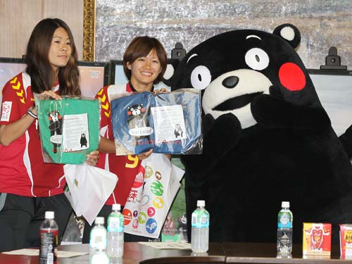 熊本のＰＲキャラクター「くまモン」と笑顔で記念撮影する（左から）沢と川澄