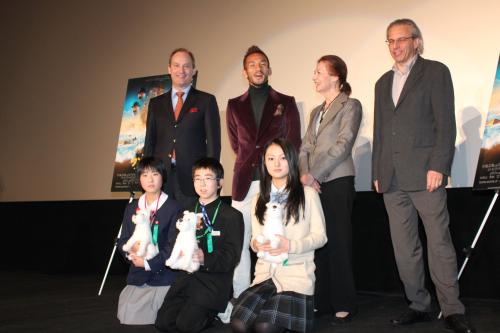 映画「タンタンの冒険」チャリティ試写会で、東日本大震災の被災地から招待された学生（前列）らと登壇した元サッカー日本代表の中田英寿氏（後列左から２人目）