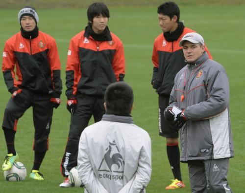 練習前、玉田（左端）ら名古屋イレブンに声を掛けるストイコビッチ監督