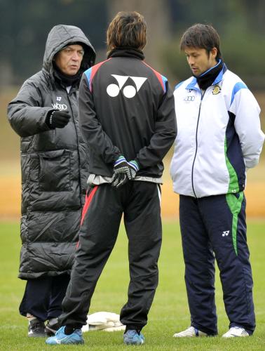 練習終了後、選手と話し合う柏・ネルシーニョ監督（左）