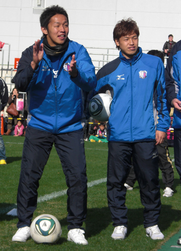 Ｃ大阪のファン感謝デーで盛り上げ役に徹する日本代表ＭＦ清武（左）
