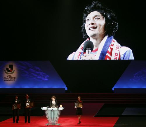 大型スクリーンに映し出された、功労選手賞を受賞した故松田直樹さん