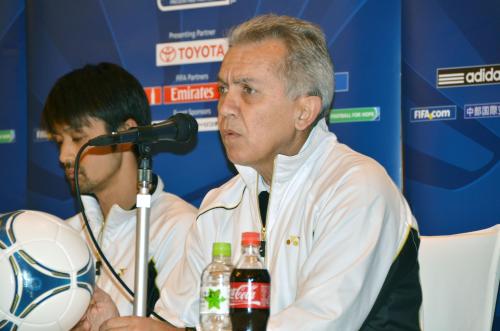 サッカーのトヨタ・クラブワールドカップの公式会見で、質問に答える柏のネルシーニョ監督