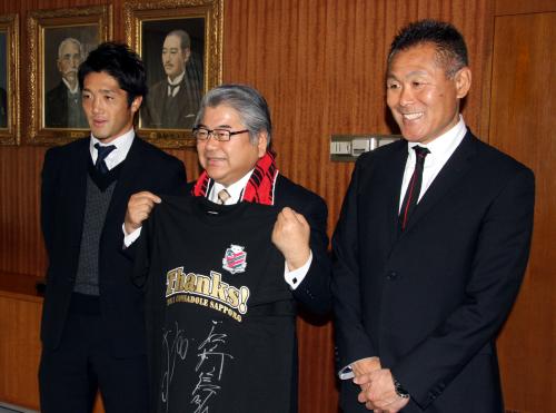 上田市長（中央）と笑顔で記念写真に納まる石崎監督（右）と砂川