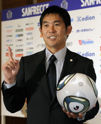 記者会見を終え、ボールを手にポーズをとるＪ１広島の森保一新監督