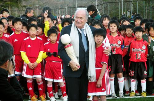 訪問した松島フットボールセンターで少年たちと触れ合うゼップ・ブラッターＦＩＦＡ会長