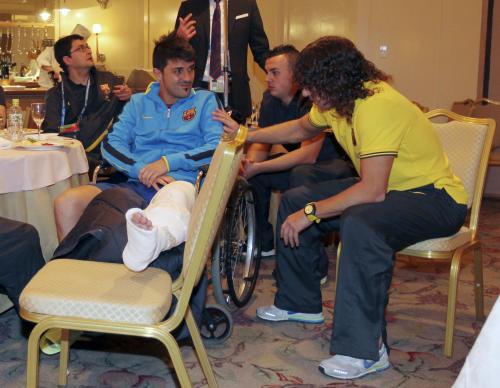 左すね骨折の重傷を負ったビジャは試合後のホテルでチームメートに慰められる（ＦＣバルセロナ提供）