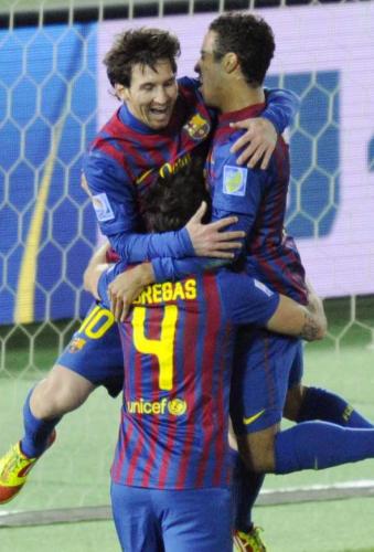 ＜サントス―バルセロナ＞前半、３点目のゴールを決めたセスク（４）に抱きつく、バルセロナのメッシ（左）とティアゴ