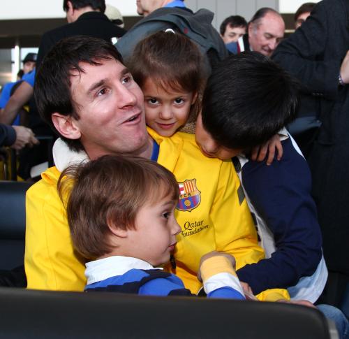 帰国するバルセロナのメッシは子供たちに囲まれ穏やかな表情を見せる