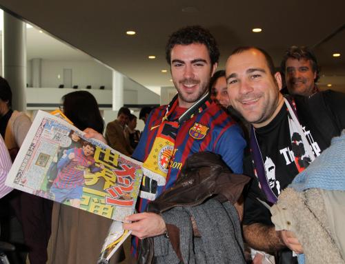 スポニチ本紙を手に笑顔を見せるバルセロナファン