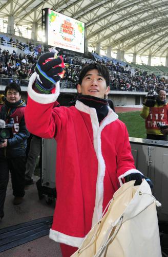 　復興支援の慈善試合で、サンタクロース姿で観客にお菓子を配る香川真司選手