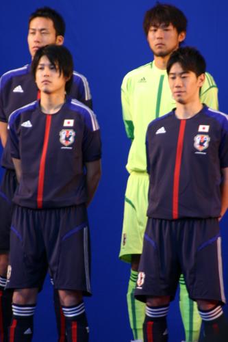 サッカー日本代表・新オフィシャルユニフォームを着た（前列左から）内田篤人、香川真司（後列左から吉田麻也、山本海人）