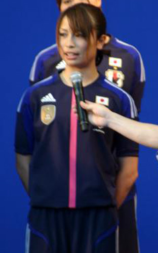 サッカー日本代表・新オフィシャルユニフォームを着て発表会見に出席した鮫島彩
