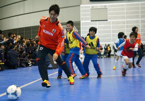 福島県の子供たちとサッカーのミニゲームをする香川真司選手