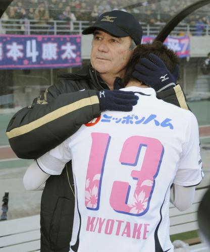 ＦＣ東京に敗れ、清武を抱きしめる今季限りで退任のＣ大阪・クルピ監督