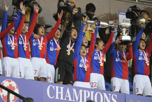 第91回天皇杯全日本サッカー選手権で初優勝を果たし、トロフィーを掲げて喜ぶＦＣ東京イレブン
