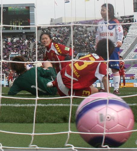 ＜サッカー女子日本選手権決勝　ＩＮＡＣ神戸・新潟＞前半４４分、ＩＮＡＣ神戸・沢（中）がボールを持ち込んだところに南山（手前）が走り込みゴールを決める