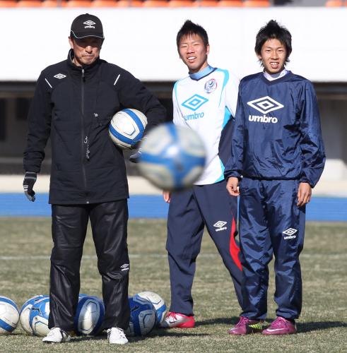 練習を見つめる（左から）四中工・樋口監督、浅野、田村翔