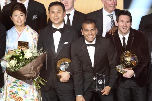 国際サッカー連盟の世界年間表彰式に出席した（左から）日本代表の沢穂希選手、佐々木則夫監督、ブラジルのアウベス、アルゼンチンのメッシら