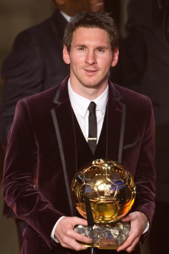 ３年連続でサッカーの世界年間最優秀選手に輝き、表彰式でトロフィーを手にするメッシ