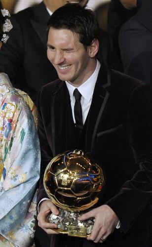 ３年連続でサッカーの世界年間最優秀選手に輝き、表彰式でトロフィーを手にウインクをするメッシ