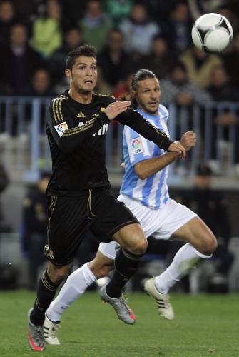 ＜Rマドリード・マラガ＞スペイン国王杯５回戦、ボールを追いかけるC・ロナウド（左）