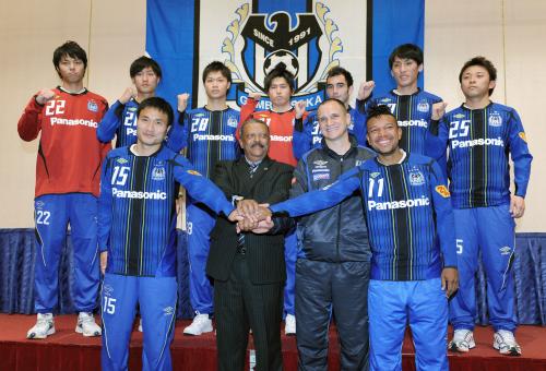 Ｊ１Ｇ大阪に新加入した（前列左から）今野、セホーン監督、呂比須ヘッドコーチらスタッフと選手