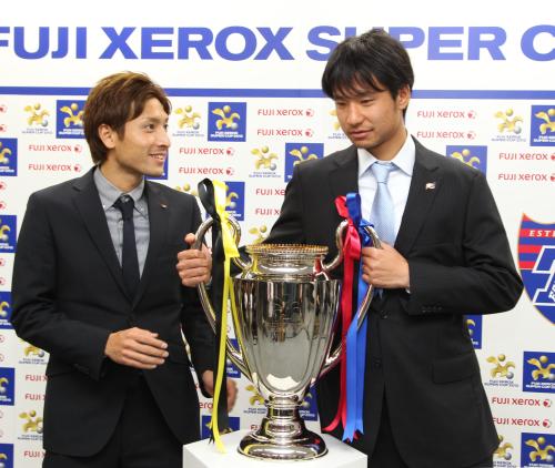 柏・田中（左）との記念撮影でカップを独り占めするＦＣ東京・平山