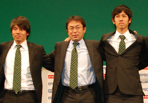 松本山雅の新体制発表会に出席した（左から）吉田、反町監督、久木田