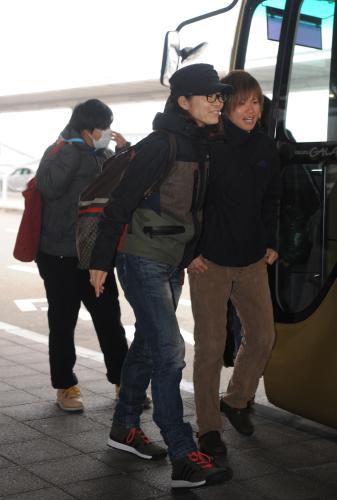 関西国際空港に到着した沢穂希（左）と田中明日菜（奥は大野忍）