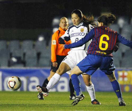 バルセロナの女子チームとの親善試合で競り合うＩＮＡＣ神戸のＭＦ沢（中央）