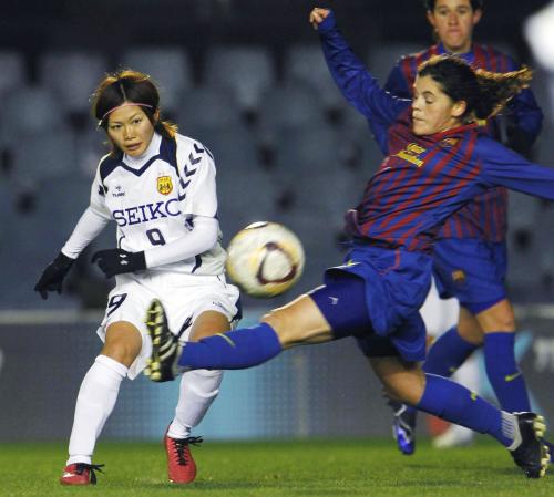 バルセロナの女子チームとの親善試合に出場したＩＮＡＣ神戸のＦＷ川澄（左）