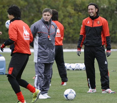 選手の練習を見守る名古屋のストイコビッチ監督（左から２人目）