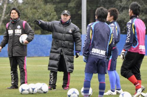 キャンプインし、選手に指示を出すＪ２町田のアルディレス新監督（左から２人目）